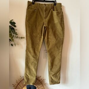 Women Levi’s 33x30 721 high-rise skinny corduroy jeans, dark mustard color, NWT